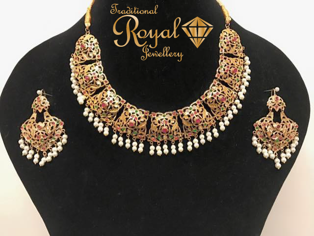 Necklace with Earring with white Pearls